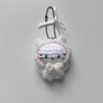 ねこ[ホワイト]イヤーマフ[ピンク]付きあみぐるみキーホルダー　かぎ針編み