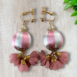 【イヤリング／ピアス】くすみ桜と白銀の巻き玉フラワー