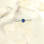 【silver925】サイズ12号限定1・天然ブルーサファイアのアンティーク風デザインリング（濃青）