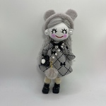 グレーのワンピースのドールチャーム