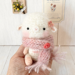 (高さ9.5㎝)ぐるぐるマフラーの小さなあみぐるみひつじちゃん(ラッピング無料) (オプションでキーホルダー可能)