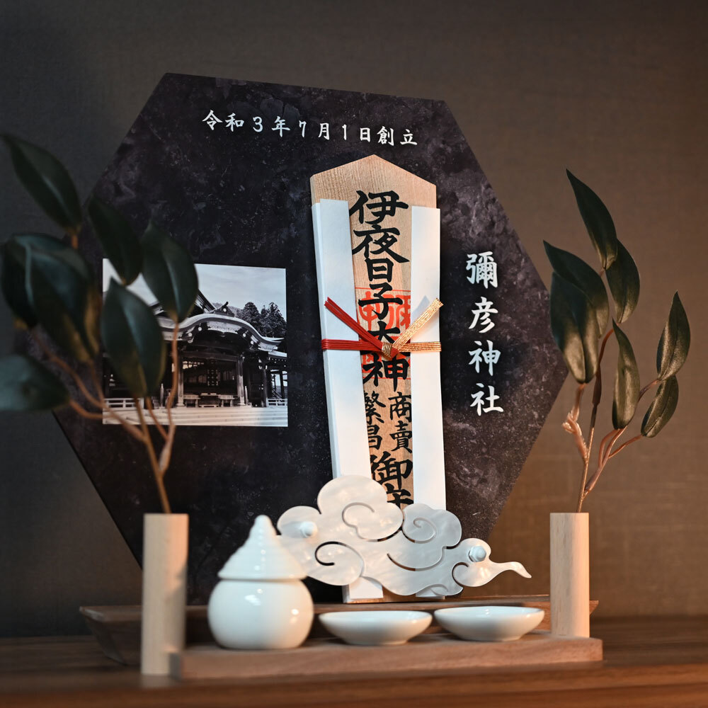 新商品【六角形のモダン神棚 写真入れ・文字入れ可能】商売繁盛 御札立て 雲 お正月 お札スタンド 御守り 御朱印帳 14,664円