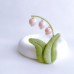 ゆらゆら揺れるスズランの刺繍ブローチ（ピンク）
