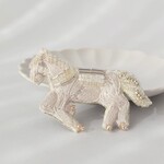 新年 馬ブローチ*ビーズ刺繍　干支　上品　ホワイト　シルバー 大人可愛い 軽くて普段使い ギフト 約4cm