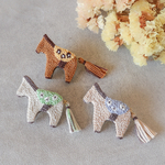  【選べる3色】ほっこり馬の刺繍ブローチ｜北欧風・動物モチーフ・ナチュラル