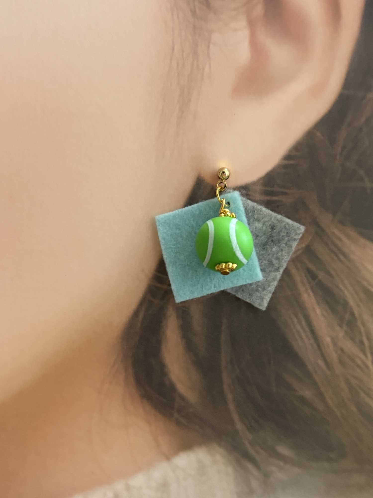 ひねりチャームとバスケットボールのピアス・イヤリング - YU・SHU・SE