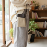 【フェイクレザー】スマホショルダーポーチ  ブラック×ベージュグレー｜斜めポケットで取り出しやすい｜バイカラー｜ショルダー取り外し可