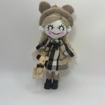 ニット帽のチェックワンピースのドールチャーム