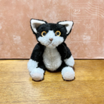 ハチワレの白黒猫　ぬいねこ