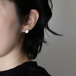 痛くないイヤリング/  いびつなシルバーボールの一粒イヤリング　小ぶり　普段使い　ピアスみたいなイヤリング　シンプル　かっこいい　メンズ