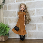 NO,608リカちゃん服　イエローキャメル　裾フリルワンピース　ブラックオシャレショルダーバッグ　お出かけコーデ　リアルクローズ