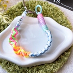 パラコード✶スマホストラップ✶ショート手首用✶ハンドストラップ✶ストラップホルダー付✶パステルレインボー☓ホワイト☓光沢ベビーブルー