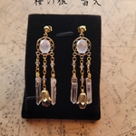 ホワイトシェル×クリスタル天然石ワイヤーピアス　ゴールド