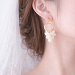 【ゴールドリングにホワイトフラワーと淡水パールが揺れるピアス/イヤリング】ウエディング 結婚式 お呼ばれ フォーマル 金属アレルギー対応金具あり 挙式 淡水パール オケージョン ユリ 百合 ジャスミン