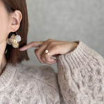光を通す輝き - in Bloom -　ピアス　サージカルステンレス　華やか　花びら　ゴールド　入学式　入園式　春　花　大人かわいい　ウェディング　結婚式　ブライダル　大ぶり 軽い　披露宴　軽い