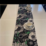 北欧風　テーブルランナー　グリーンと黒のアートフラワー柄　30cm×165cm