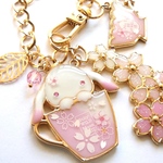 桃色桜カップうさぎの春バッグチャーム　レジン