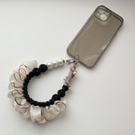 Elegant Frill & Pearl スマホハンドストラップ　上品　大人可愛い シンプル　黒　ピンクベージュ　白フリル