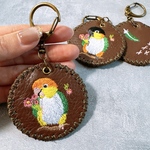 【14.ズグロシロハラインコ・シロハラインコ①】キーホルダー　バックチャーム　愛鳥　小鳥　鳥　雑貨　小物　刺繍　本革　レザー　かわいい　ペット　プレゼント　ズグロシロハラインコ