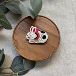 《郷土玩具シリーズ》ビーズ刺繍・首振りうさぎブローチ《受注生産》
