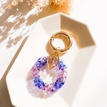 煌めくガラスビーズの紫陽花キーホルダー*・:. ブルー&アメジスト✳︎大人のきらきらバッグチャーム✳︎紫 ギフトにも✳︎