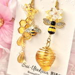 とろ〜りハチミツ🍯honey beeアシンメトリーピアス　イヤリング🐝　⭐︎⭐︎アレルギー反応致します⭐︎⭐︎