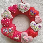 フェルトと刺繍のバレンタインリース