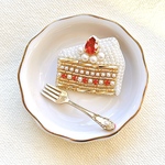 [ 再販！]きらきらいちごのショートケーキブローチ (レッド) ビーズ刺繍　ビーズブローチ　いちごアクセサリー　スイーツアクセサリー　スイーツブローチ　クリスマスアクセサリー　プレゼント　ギフト