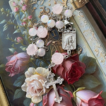 【SALE】送料無料☆ローズクォーツ　アクアオーラ薔薇型　ミニロザリオ　ブレスレット巾着付き　横顔のマリア様センターメダイ（裏面はルルド聖母マリア様）2点セット