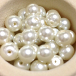 30個 *8mm* ガラスパール 通し穴付き