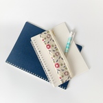 【A5対応】大人可愛い刺繍リボン×フェイクレザーのブックバンド付きペンケース／華やか＆便利