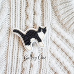 白黒ハチワレ靴下ねこのビーズ刺繍ブローチ‧*。
