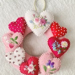 フェルトと刺繍のバレンタインリース4