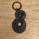 レザー　革　キーホルダー　数字　８　ネイビー