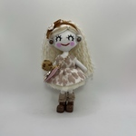 ベージュワンピースのドールチャーム