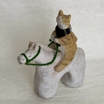 猫　馬に乗る（茶トラ白）