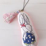 チビうさぎプリント×刺繍のストラップ♪紺色ワンピ