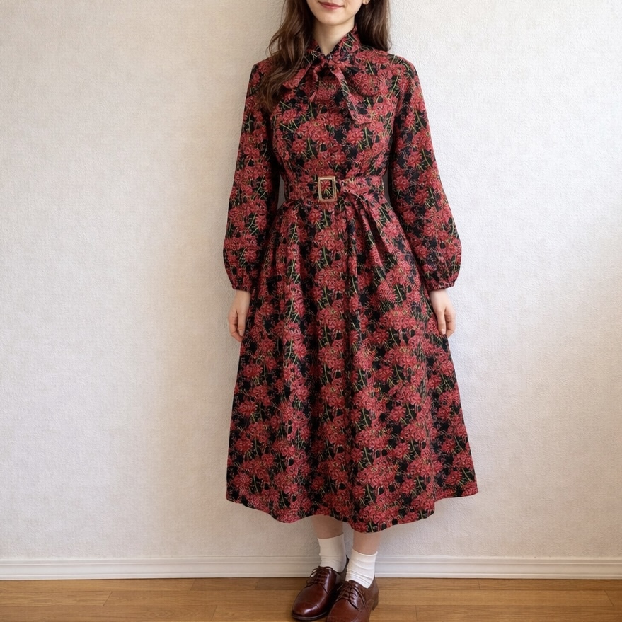 赤い彼岸花のボーカラーリボンのワンピース　大人服　春夏服　ピーチスキン　花柄