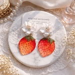 ホワイトパールフラワーピアス／いちごピアス