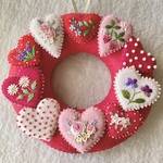 フェルトと刺繍のバレンタインリース6