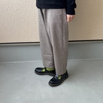 茶系千鳥格子のウールラウンドサルエルパンツ。