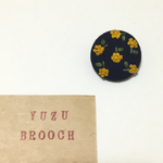 手刺繍ゆずくるみボタンブローチ
