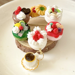 ミニチュア ケーキとクッキーのブローチ・コーヒー付き