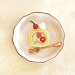 つるんとチェリーのロールケーキブローチ