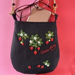 黒リネンのスマホショルダー　#minne_new   いちごの手刺繍　ストロベリー刺繍　手刺繍　刺繍　黒　麻100％ ギフト　プレゼント　春　いちご　苺　ポシェット　サコッシュ　携帯入れ　