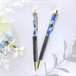 \勉強を頑張る方を花言葉で応援/【受注制作】青い薔薇 花言葉:奇跡 夢叶う 不可能を可能にする - 液漏れのない固まるハーバリウム 名前入れ可 ハーバリウムボールペン -ブラック-