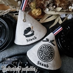 ストウブ　三角鍋つかみ　STAUB キッチンミトン　刺繍　三角ミトン　リリー　シャイニーブラック　2個セット【刺繍の色変更可能】