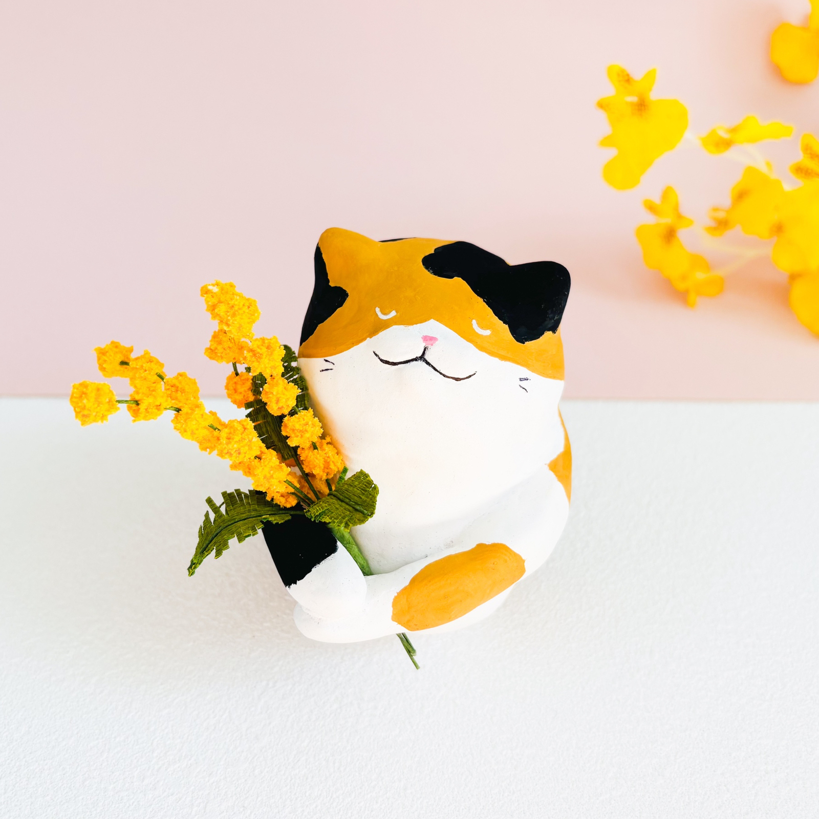 あなたのそばで、そっと見守るミモザと三毛猫さん　ミモザ　猫の置物　猫の日2026 4,440円