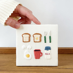 小さな刺繍パネル《あさごはん》｜壁飾り｜ファブリックパネル｜インテリア雑貨
