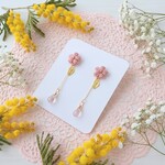 小花が揺れる刺繍糸アクセサリー   かぎ針編み   レース編み      くすみピンク  ピアス  ノンホールピアス